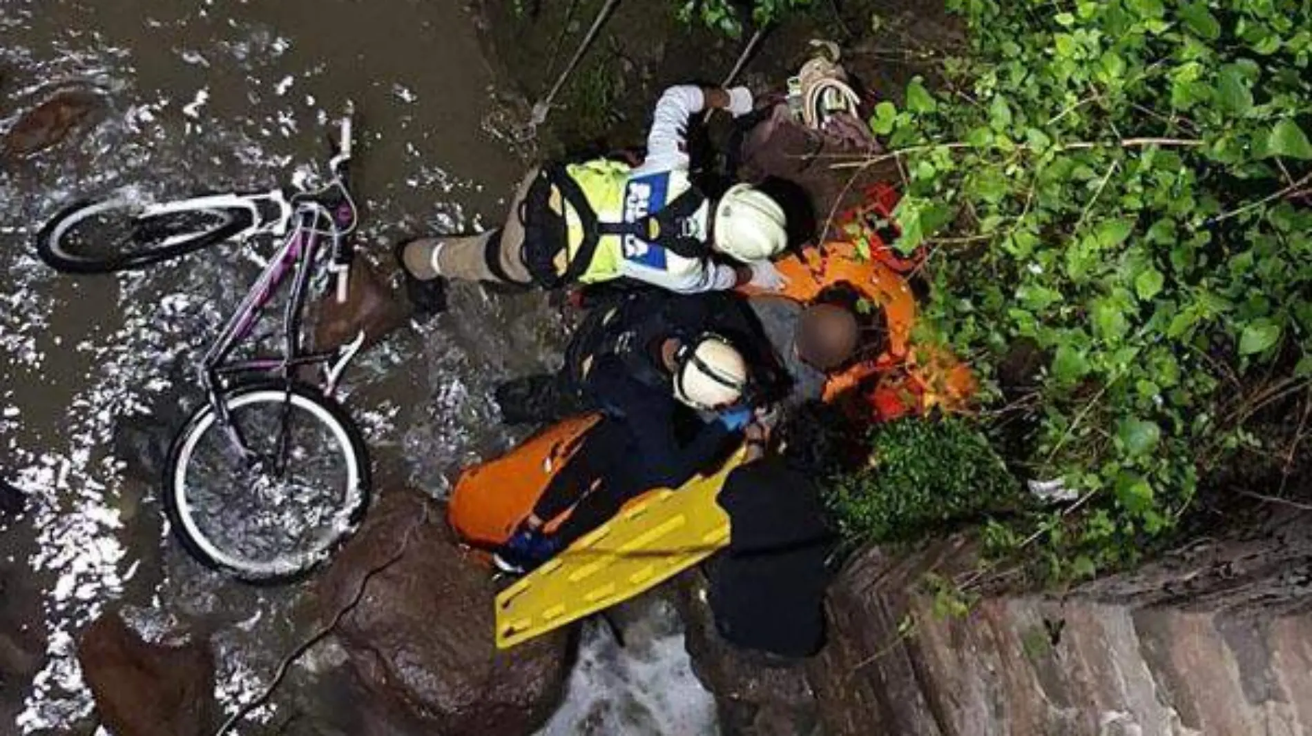 MUJER CAE A BARRANCA EN San Jerónimo Caleras